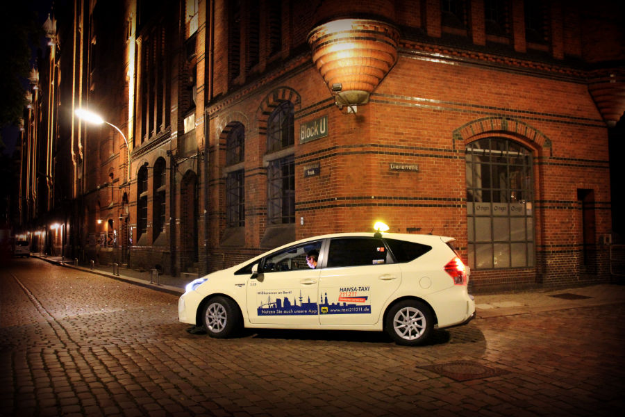 Einsames Taxi in der Nacht