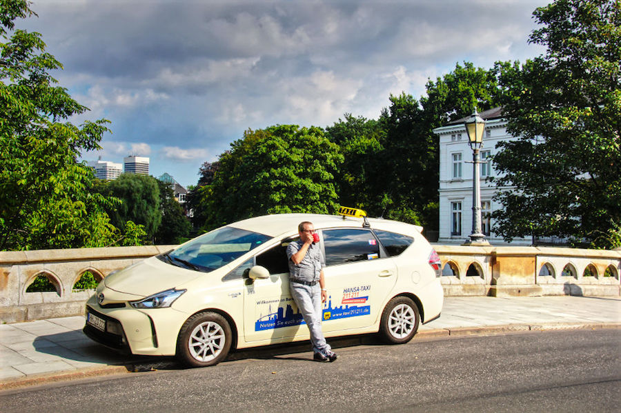 Taxifahrer macht Pause in der Sonne