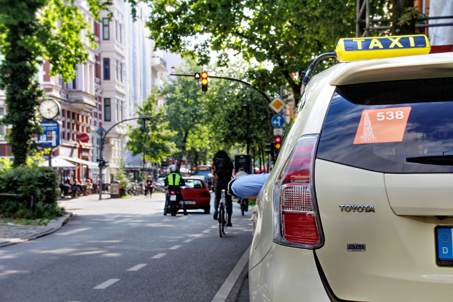 Taxi in belebter Straße